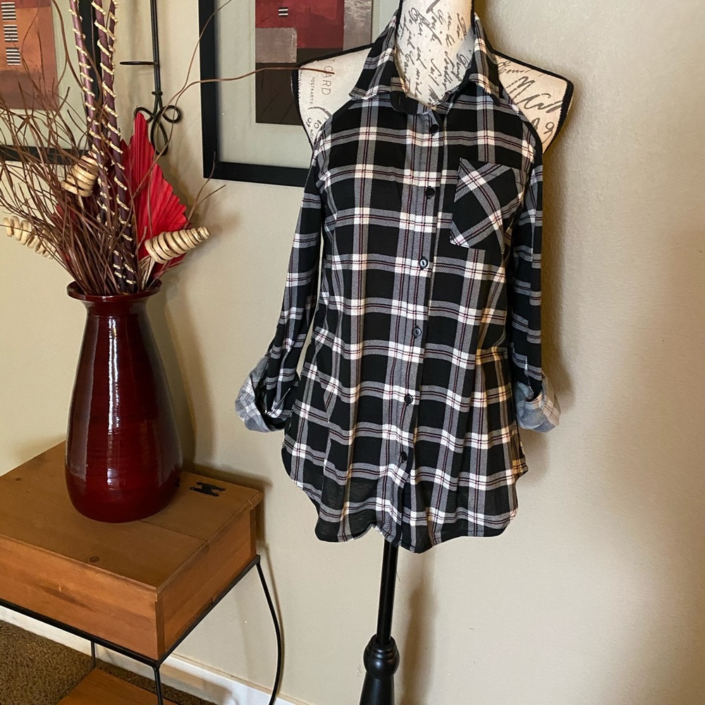 Rue 21 cold shoulder stretchy plaid top
